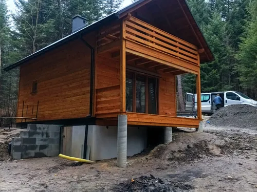 Weranda i drewniany balkon domu w lesie widziane z drugiej strony