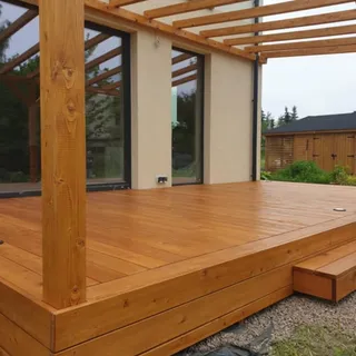 Pergola nad tarasem wsparta na słupie