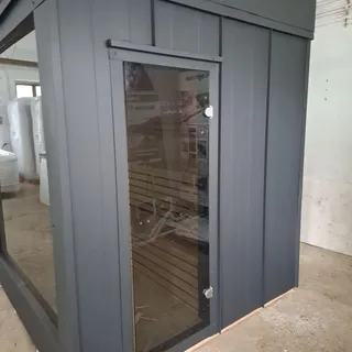 Kabina sauny ogrodowej z antracytową zabudową