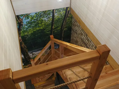 Schody z drewnianą balustradą i linowym wypełnieniem, widok z góry