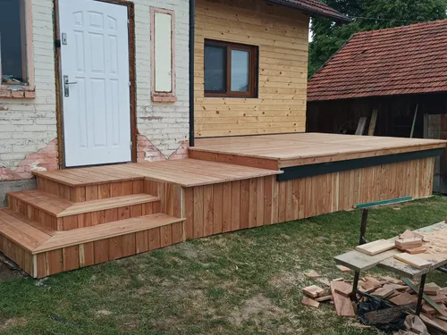 Taras wejściowy ze stopniami do domu w Brzozowie