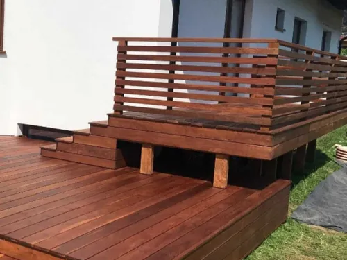 Taras drewniany z balustradą listwową w Dębicy